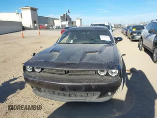 2017 Dodge Challenger SXT z VIN 2C3CDZAGXHH536595, wystawiony jako IAAI lot #41375622 z przebiegiem 103 915 mil mil oraz . Historia ofert i sprzedaży dostępna na DreamBid. Obrazek 13.