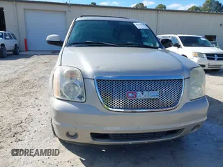 2007 GMC Yukon SLE w/3SA with VIN 1GKFC13C57R317747, listed as a IAAI auction lot 41628540 with 204,705 mi miles. Bid and sale history available at carsss.com. Image 6.