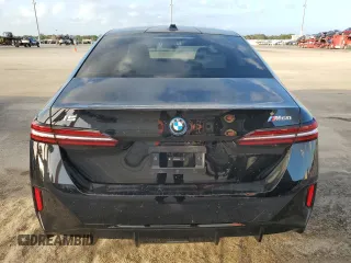2024 BMW i5 M60 z VIN WBY43FK00RCP12947, wystawiony jako Copart lot #79117974 z przebiegiem Nie podano mil oraz Szkody całkowita. Historia ofert i sprzedaży dostępna na DreamBid. Obrazek 6.