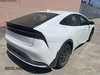 2023 Toyota Prius LE z VIN JTDACAAU1P3001962, wystawiony jako IAAI lot #42424037 z przebiegiem 23 945 mil mil oraz . Historia ofert i sprzedaży dostępna na DreamBid. Obrazek 3.