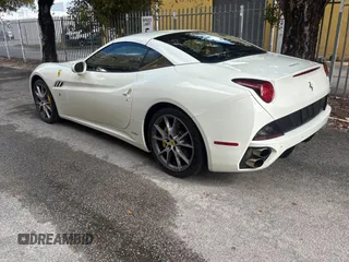 2012 Ferrari California z VIN ZFF65LJA7C0182905, wystawiony jako Copart lot #85893364 z przebiegiem 51 766 mil mil oraz Czysty tytuł • Clean title. Historia ofert i sprzedaży dostępna na DreamBid. Obrazek 3.