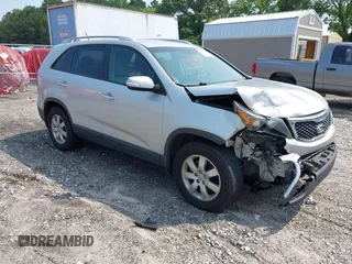 2013 Kia Sorento LX z VIN 5XYKT3A6XDG361675, wystawiony jako IAAI lot #42402112 z przebiegiem 172 414 mil mil oraz . Historia ofert i sprzedaży dostępna na DreamBid. Obrazek 1.