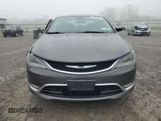 2015 Chrysler 200 C z VIN 1C3CCCEG8FN583462, wystawiony jako Copart lot #55586005 z przebiegiem 117 347 mil mil oraz Szkody całkowita. Historia ofert i sprzedaży dostępna na DreamBid. Obrazek 5.
