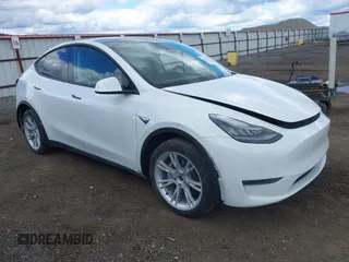 2020 Tesla Model Y Long Range z VIN 5YJYGDEE4LF016749, wystawiony jako IAAI lot #42325036 z przebiegiem 17 652 mil mil oraz . Historia ofert i sprzedaży dostępna na DreamBid. Obrazek 1.