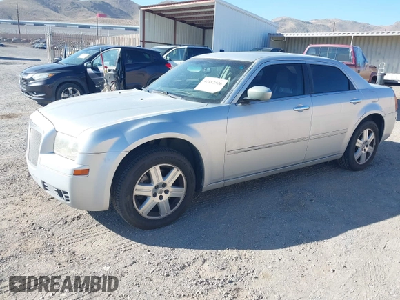 2005 Chrysler 300 z VIN 2C3AK53G25H653389, wystawiony jako IAAI lot #42482526 z przebiegiem 314 939 mil mil oraz . Historia ofert i sprzedaży dostępna na DreamBid. Obrazek 2.