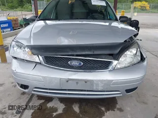 2006 Ford Focus S z VIN 1FAFP34N66W141597, wystawiony jako IAAI lot #42301819 z przebiegiem 94 705 mil mil oraz . Historia ofert i sprzedaży dostępna na DreamBid. Obrazek 6.