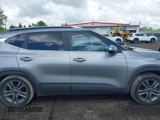 2023 Kia Seltos S z VIN KNDEU2AA7P7457600, wystawiony jako IAAI lot #42238448 z przebiegiem 21 074 mil mil oraz . Historia ofert i sprzedaży dostępna na DreamBid. Obrazek 13.