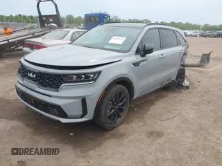 2023 Kia Sorento SX z VIN 5XYRKDLF0PG227203, wystawiony jako IAAI lot #42269412 z przebiegiem 22 641 mil mil oraz . Historia ofert i sprzedaży dostępna na DreamBid. Obrazek 2.