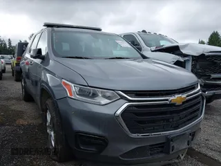 2018 Chevrolet Traverse LS z VIN 1GNEVFKW5JJ258125, wystawiony jako IAAI lot #42382070 z przebiegiem 80 157 mil mil oraz . Historia ofert i sprzedaży dostępna na DreamBid. Obrazek 1.