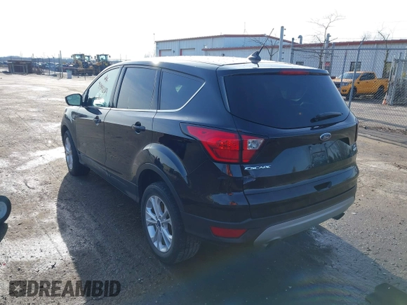 2019 Ford Escape SE z VIN 1FMCU9GD6KUC50283, wystawiony jako IAAI lot #41941204 z przebiegiem 53 417 mil mil oraz . Historia ofert i sprzedaży dostępna na DreamBid. Obrazek 3.
