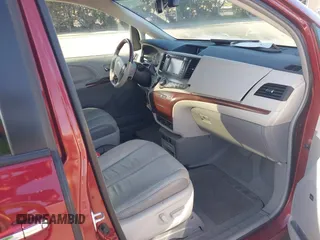 2014 Toyota Sienna XLE z VIN 5TDYK3DC6ES440358, wystawiony jako IAAI lot #40988116 z przebiegiem 87 692 mil mil oraz . Historia ofert i sprzedaży dostępna na DreamBid. Obrazek 5.