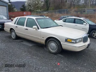 1997 Lincoln Town Car Cartier z VIN 1LNLM83W3VY708148, wystawiony jako IAAI lot #41853313 z przebiegiem 207 293 mil mil oraz . Historia ofert i sprzedaży dostępna na DreamBid. Obrazek 1.