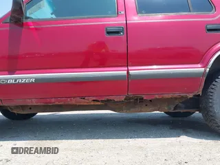 1997 Chevrolet Blazer LS z VIN 1GNDT13W6V2243751, wystawiony jako IAAI lot #42437683 z przebiegiem 148 262 mil mil oraz . Historia ofert i sprzedaży dostępna na DreamBid. Obrazek 6.
