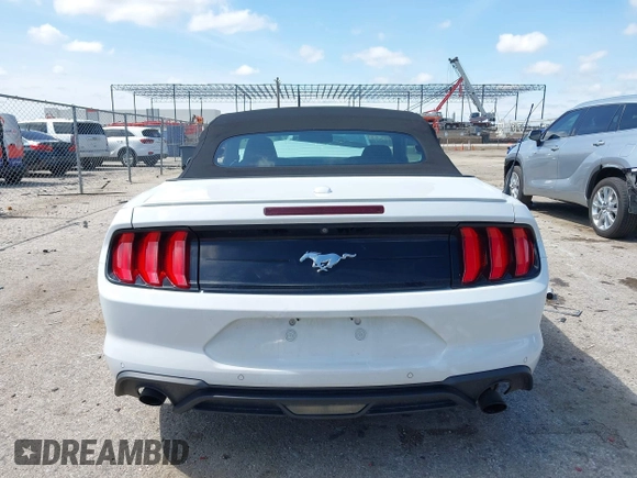 2018 Ford Mustang EcoBoost Premium z VIN 1FATP8UH3J5166286, wystawiony jako IAAI lot #42390424 z przebiegiem 92 077 mil mil oraz . Historia ofert i sprzedaży dostępna na DreamBid. Obrazek 16.