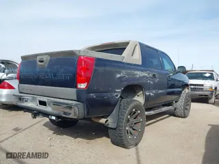 2005 Chevrolet Avalanche LS with VIN 3GNEC12Z85G100565, listed as a IAAI auction lot 41350279 with 198,030 mi miles. Bid and sale history available at carsss.com. Image 4.
