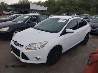 2012 Ford Focus SE z VIN 1FAHP3F29CL141649, wystawiony jako IAAI lot #40782821 z przebiegiem 266 683 mil mil oraz . Historia ofert i sprzedaży dostępna na DreamBid. Obrazek 2.