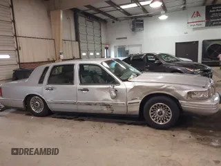 1997 Lincoln Town Car Executive z VIN 1LNLM81W0VY733723, wystawiony jako IAAI lot #41569359 z przebiegiem 104 356 mil mil oraz . Historia ofert i sprzedaży dostępna na DreamBid. Obrazek 13.