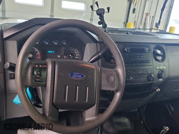 2011 Ford F-350 z VIN 1FD7X3B68BEC03720, wystawiony jako IAAI lot #42409023 z przebiegiem 332 380 mil mil oraz . Historia ofert i sprzedaży dostępna na DreamBid. Obrazek 53.