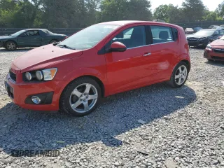 2015 Chevrolet Sonic LTZ z VIN 1G1JE6SB6F4204741, wystawiony jako Copart lot #62222065 z przebiegiem 110 643 mil mil oraz Czysty tytuł • Clean title. Historia ofert i sprzedaży dostępna na DreamBid. Obrazek 1.