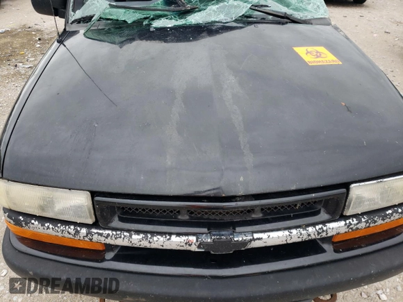 2000 Chevrolet Blazer LS z VIN 1GNCT18W9YK277871, wystawiony jako Copart lot #46158185 z przebiegiem Nie podano mil oraz Nie do naprawy • Non repairable. Historia ofert i sprzedaży dostępna na DreamBid. Obrazek 12.
