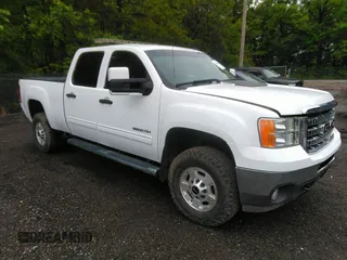 2013 GMC Sierra 2500HD SLE z VIN 1GT120CG0DF189677, wystawiony jako IAAI lot #42514266 z przebiegiem 127 978 mil mil oraz . Historia ofert i sprzedaży dostępna na DreamBid. Obrazek 1.