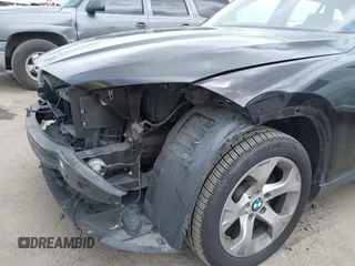 2015 BMW X1 sDrive28i z VIN WBAVM1C52FVW56961, wystawiony jako IAAI lot #42053931 z przebiegiem 97 648 mil mil oraz . Historia ofert i sprzedaży dostępna na DreamBid. Obrazek 6.