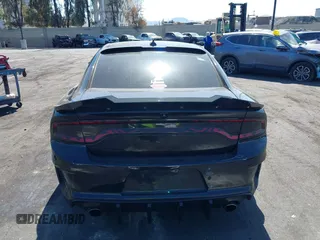 2019 Dodge Charger SRT Hellcat z VIN 2C3CDXL91KH749445, wystawiony jako IAAI lot #42300340 z przebiegiem 68 224 mil mil oraz . Historia ofert i sprzedaży dostępna na DreamBid. Obrazek 17.