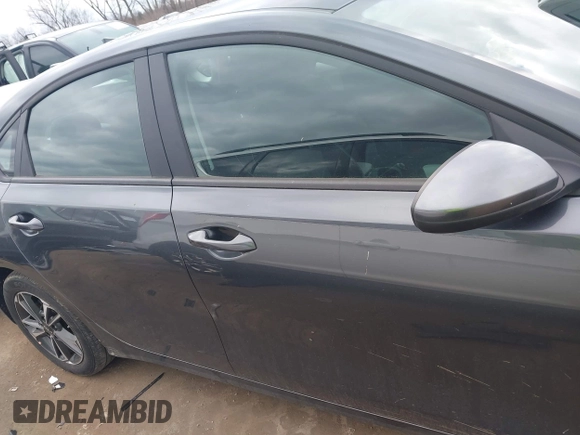 2024 Kia Forte LXS z VIN 3KPF24AD9RE792361, wystawiony jako IAAI lot #41863763 z przebiegiem 12 892 mil mil oraz . Historia ofert i sprzedaży dostępna na DreamBid. Obrazek 14.