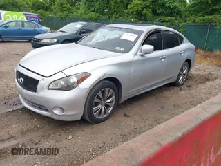 2013 Infiniti M with VIN JN1BY1AR3DM601425, listed as a IAAI auction lot 42238952 with 180,023 mi miles and . Bid and sale history available at DreamBid. Image 2.