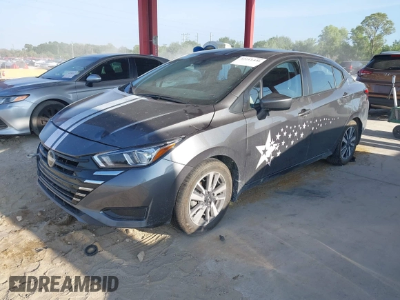 2024 Nissan Versa SV z VIN 3N1CN8EV1RL877648, wystawiony jako IAAI lot #42211446 z przebiegiem 13 477 mil mil oraz . Historia ofert i sprzedaży dostępna na DreamBid. Obrazek 2.