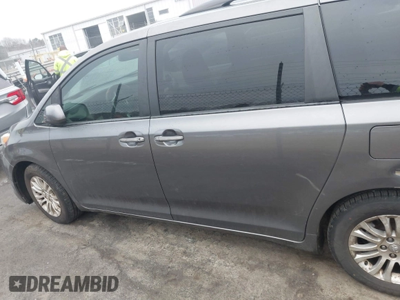 2017 Toyota Sienna XLE Auto Access Seat with VIN 5TDYZ3DC9HS818821, listed as a IAAI auction lot 41505304 with 74,295 mi miles. Bid and sale history available at carsss.com. Image 14.
