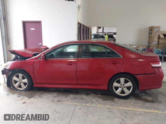 2011 Toyota Camry LE z VIN 4T1BF3EK6BU129712, wystawiony jako IAAI lot #42236451 z przebiegiem 205 126 mil mil oraz . Historia ofert i sprzedaży dostępna na DreamBid. Obrazek 13.