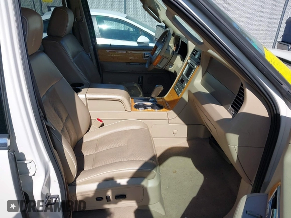 2007 Lincoln Navigator z VIN 5LMFU275X7LJ04864, wystawiony jako IAAI lot #41782780 z przebiegiem 171 433 mil mil oraz . Historia ofert i sprzedaży dostępna na DreamBid. Obrazek 5.