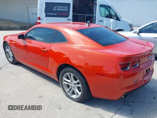 2013 Chevrolet Camaro LT z VIN 2G1FB1E35D9200406, wystawiony jako IAAI lot #42398599 z przebiegiem 118 700 mil mil oraz . Historia ofert i sprzedaży dostępna na DreamBid. Obrazek 3.