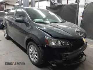 2020 Chevrolet Sonic LT z VIN 1G1JD5SB2L4141002, wystawiony jako IAAI lot #41447908 z przebiegiem 61 316 mil mil oraz . Historia ofert i sprzedaży dostępna na DreamBid. Obrazek 1.