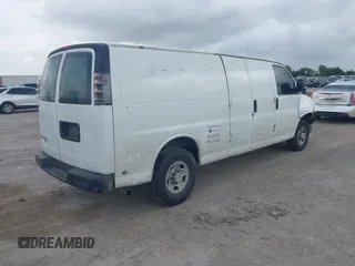 2016 Chevrolet Express Cargo z VIN 1GCWGBFF2G1138592, wystawiony jako IAAI lot #42500515 z przebiegiem Nie podano mil oraz . Historia ofert i sprzedaży dostępna na DreamBid. Obrazek 4.