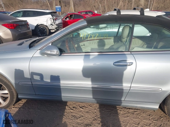 2007 Mercedes-Benz CLK-Class 3.5L with VIN WDBTK56F67F207689, listed as a IAAI auction lot 41797499 with 190,565 mi miles. Bid and sale history available at carsss.com. Image 14.