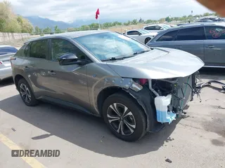 2023 Toyota bZ4X XLE z VIN JTMABABA0PA025916, wystawiony jako IAAI lot #42168412 z przebiegiem 22 308 mil mil oraz . Historia ofert i sprzedaży dostępna na DreamBid. Obrazek 1.