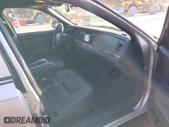 2005 Ford Crown Victoria LX z VIN 2FAFP74W85X121984, wystawiony jako IAAI lot #41427678 z przebiegiem 113 437 mil mil oraz . Historia ofert i sprzedaży dostępna na DreamBid. Obrazek 5.