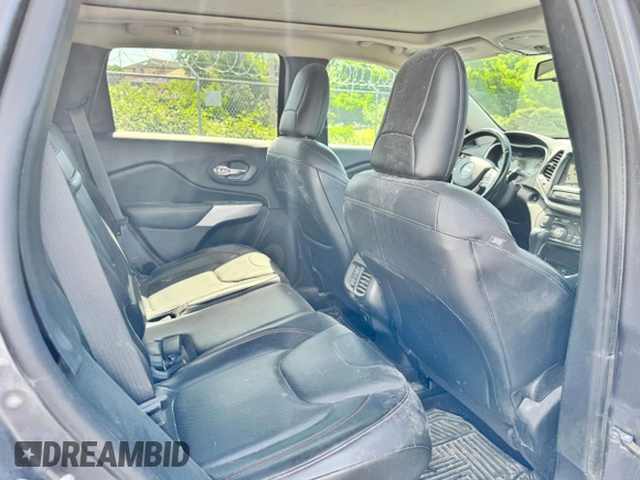 2018 Jeep Cherokee Trailhawk z VIN 1C4PJMBX0JD600413, wystawiony jako Copart lot #60336385 z przebiegiem 64 875 mil mil oraz Czysty tytuł • Clean title. Historia ofert i sprzedaży dostępna na DreamBid. Obrazek 6.