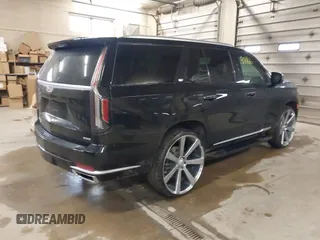 2021 Cadillac Escalade Luxury z VIN 1GYS4AKL7MR295510, wystawiony jako IAAI lot #38398966 z przebiegiem 26 228 mil mil oraz . Historia ofert i sprzedaży dostępna na DreamBid. Obrazek 4.
