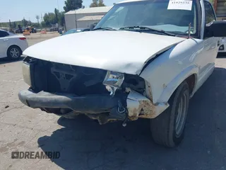 2000 GMC Sonoma SLS with VIN 1GTCS19W3Y8198980, listed as a IAAI auction lot 41929335 with 272,989 mi miles and . Bid and sale history available at DreamBid. Image 6.