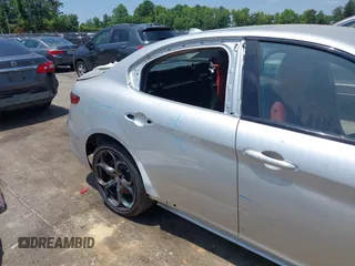 2019 Alfa Romeo Giulia Ti z VIN ZARFANBN6K7609476, wystawiony jako IAAI lot #42343594 z przebiegiem 28 848 mil mil oraz . Historia ofert i sprzedaży dostępna na DreamBid. Obrazek 6.