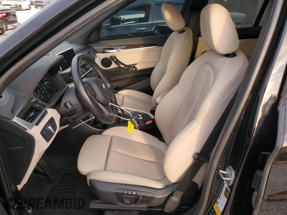 2020 BMW X1 xDrive28i z VIN WBXJG9C00L5P53912, wystawiony jako Copart lot #47926425 z przebiegiem 73 020 mil mil oraz Nie do naprawy • Non repairable. Historia ofert i sprzedaży dostępna na DreamBid. Obrazek 7.