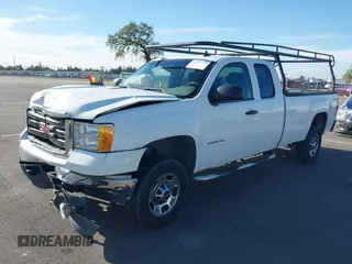 2011 GMC Sierra 2500HD Work Truck z VIN 1GT22ZCGXBZ155590, wystawiony jako IAAI lot #41712199 z przebiegiem 338 205 mil mil oraz . Historia ofert i sprzedaży dostępna na DreamBid. Obrazek 18.