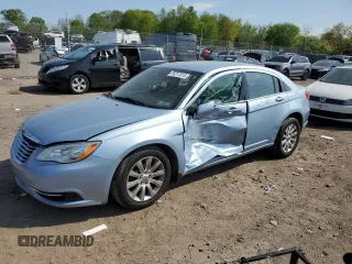 2014 Chrysler 200 Touring z VIN 1C3CCBBB4EN150433, wystawiony jako Copart lot #55211015 z przebiegiem 134 635 mil mil oraz Szkody całkowita. Historia ofert i sprzedaży dostępna na DreamBid. Obrazek 1.