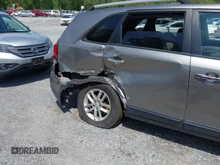 2015 Kia Sorento LX z VIN 5XYKTCA67FG654369, wystawiony jako IAAI lot #42172966 z przebiegiem 170 958 mil mil oraz . Historia ofert i sprzedaży dostępna na DreamBid. Obrazek 6.