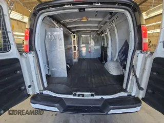 2014 Chevrolet Express Cargo z VIN 1GCSGAFX3E1200712, wystawiony jako IAAI lot #42854205 z przebiegiem 64 421 mil mil oraz . Historia ofert i sprzedaży dostępna na DreamBid. Obrazek 8.