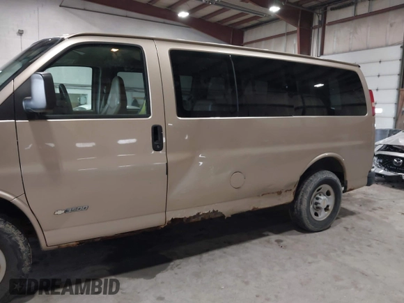 2005 Chevrolet Express Passenger with VIN 1GAHG35U651173253, listed as a IAAI auction lot 41966197 with 368,386 mi miles and . Bid and sale history available at DreamBid. Image 6.