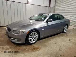 2012 BMW 3 Series 328i z VIN WBADW7C57CE728760, wystawiony jako Copart lot #58950445 z przebiegiem 139 962 mil mil oraz Czysty tytuł • Clean title. Historia ofert i sprzedaży dostępna na DreamBid. Obrazek 1.